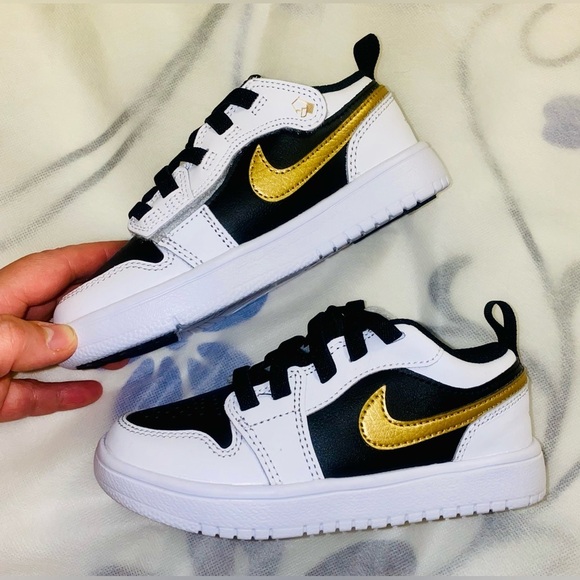 Nike Black and Gold Sneakers Sporty Low-Top Design for babies/ toddlers - Picture 4 of 8